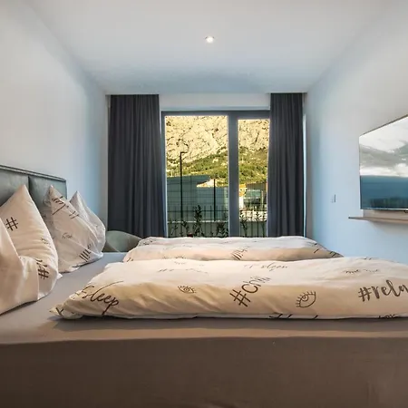Bernard With Shared Pool Apartman Makarska