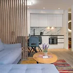 アパート Bernard With Shared Pool マカルスカ