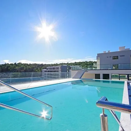 Bernard With Shared Pool Apartment