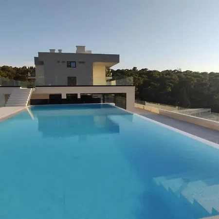 Bernard With Shared Pool Apartmán