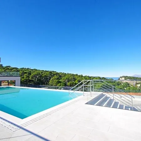 Bernard With Shared Pool Apartmán *