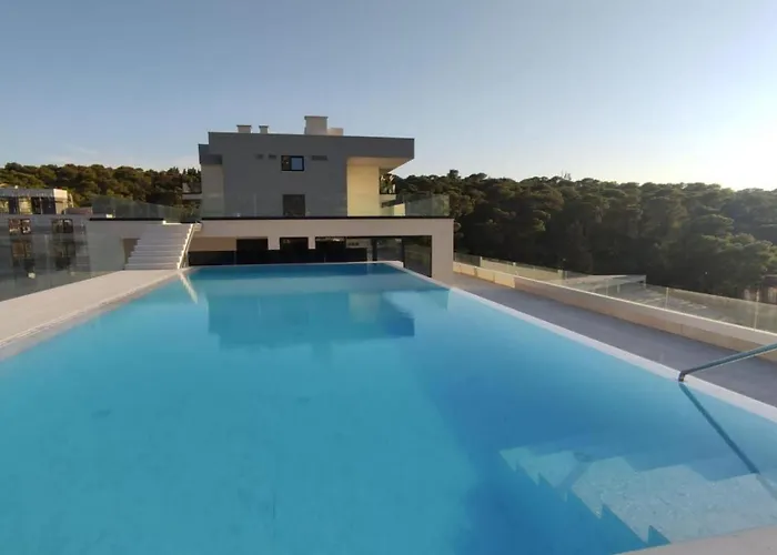 Bernard With Shared Pool Apartmán